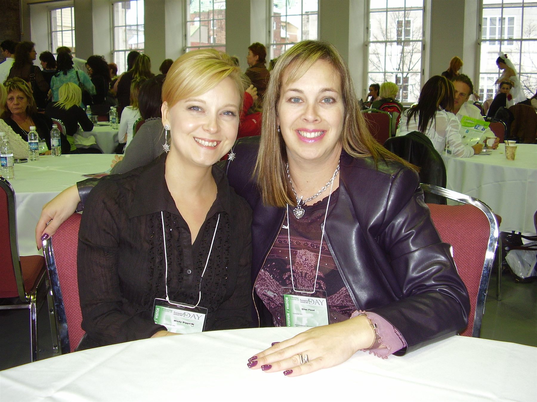 Two attendees seated together at the Quebec Nail Competition